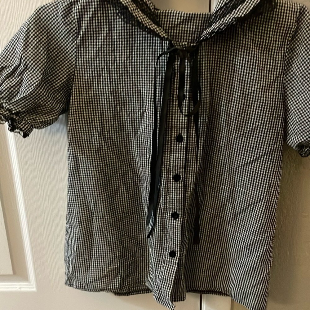 Button up black and white blouse